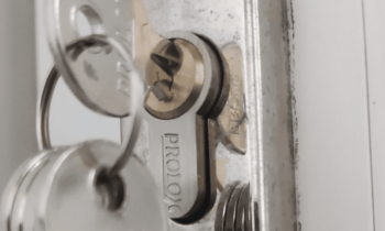 Ludgershall locksmith fixing door lock